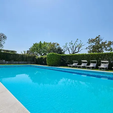 Front With Loft Bed And Pool Apartamento