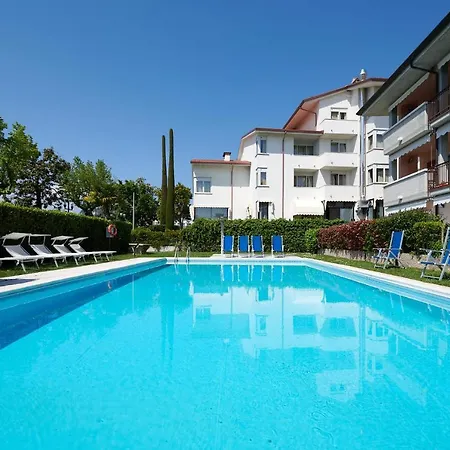 Lägenhet Front With Loft Bed And Pool