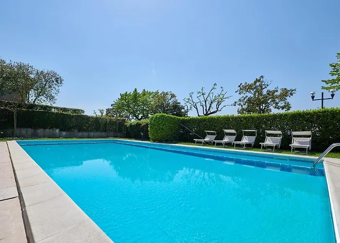 Front With Loft Bed And Pool Lägenhet