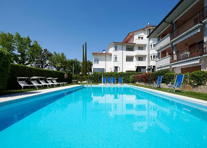 Lägenhet Front With Loft Bed And Pool